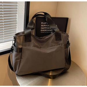 Vue détaillée du grand sac cabas gris foncé en oxford avec poignées renforcées et zip anneau