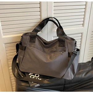 Détails du sac de voyage en Oxford gris avec sangles et poches zippées pratiques
