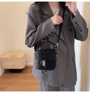 Sac seau noir minimaliste avec logo NR argenté et cordon de serrage porté par le mannequin
