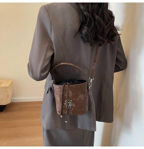 Détails du sac seau en cuir vintage marron foncé avec logo et pochette intérieure à cordon