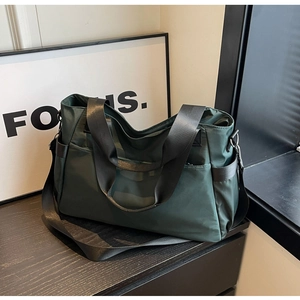 Détail du sac fourre-tout en nylon vert imperméable avec des sangles noires robustes