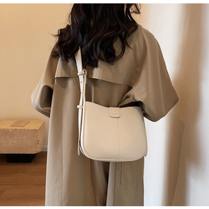 Détail du sac seau en cuir grainé blanc crème avec gravure du logo Fashion & Bags