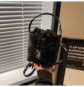 Vue détaillée du sac seau en cuir PU noir avec logo argenté et cordon de serrage