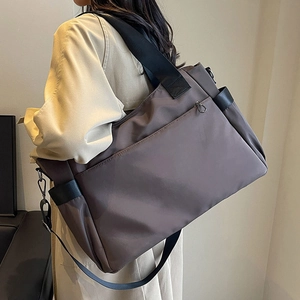 Grand sac de voyage en tissu Oxford marron foncé avec bandoulière noire