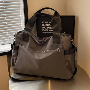 Grand sac de voyage gris en tissu Oxford avec bandoulière réglable et poche zippée
