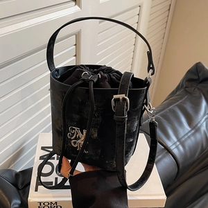 Sac seau noir classique avec poignée supérieure et bandoulière réglable pour femme