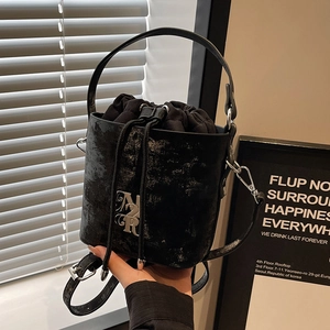 Sac seau chic noir à texture métallisée craquelée avec bandoulière ajustable