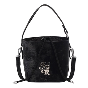 Sac seau rétro noir texturé avec poignée supérieure et lettrage argenté élégant