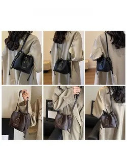 Détail du sac seau en cuir avec fermeture à cordon et boucle de réglage en métal