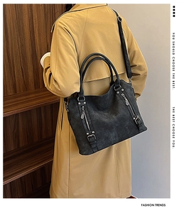Gros plan du sac cabas rétro noir avec texture givrée mate et fermeture éclair métallique