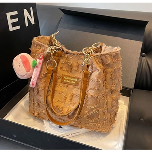 Borsa tote marrone con frange e catena in metallo in confezione regalo di alta qualità