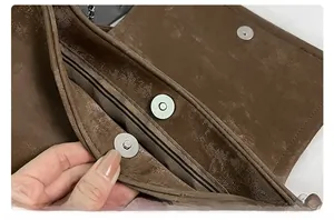 Détail du sac cabas marron montrant le fermoir magnétique et la poche intérieure zippée