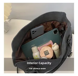 Intérieur spacieux du sac cabas gris foncé montrant la grande capacité pour tablette
