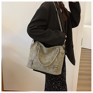 Gros plan sur un grand sac cabas vintage vert olive avec fermetures éclair décoratives