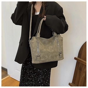 Détail du sac cabas vintage avec rivets et fermetures éclair, avec bandoulière longue