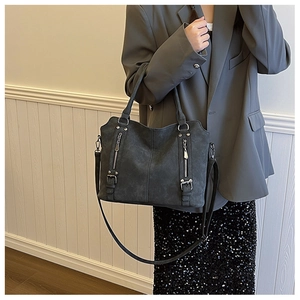 Détails de sac cabas mat gris foncé avec fermetures éclair métalliques et boucles rétro