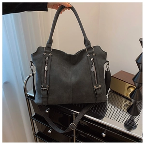 Détails de la texture du sac cabas gris givré avec boucles rétro et doubles fermetures