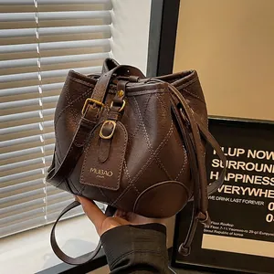 Sac Seau en Cuir PU à Motif Losange Matelassé pour Femmes Sac à Bandoulière avec Cordon de Serrage Mode Rétro Quotidien