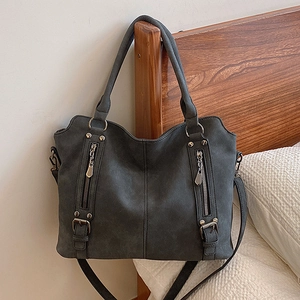 Sac fourre-tout gris anthracite mat avec fermetures éclair et bandoulière amovible