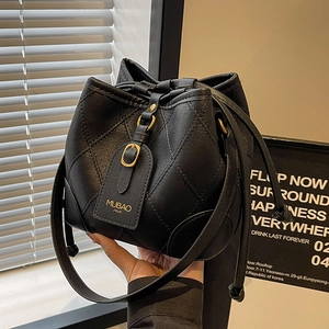 Sac seau chic en cuir noir matelassé avec ferrures dorées et cordon de serrage