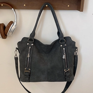 Sac fourre-tout gris mat vintage avec fermetures éclair et clous argentés sur fond blanc