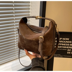 Détail du sac à main vintage en cuir marron mat avec fermoir doré et fermeture éclair fluide