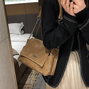 Sac cabas marron en cuir mat avec bandoulière chaîne et logo argenté, vue miroir