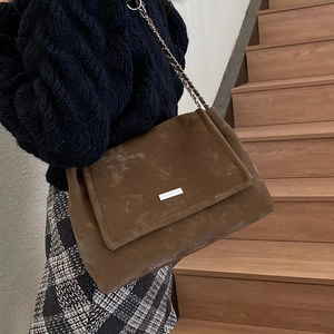 Sac cabas rétro en cuir dépoli marron foncé avec bandoulière chaîne élégante