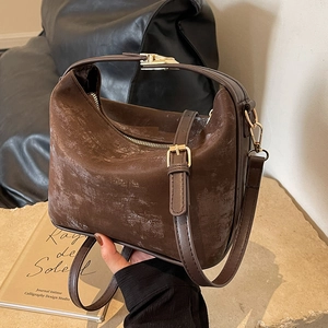 Sac à main vintage en cuir marron mat avec bandoulière réglable et détails dorés chic