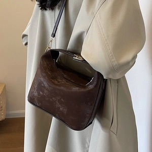 Sac bandoulière rétro marron foncé, effet vieilli, forme demi-lune et détails dorés