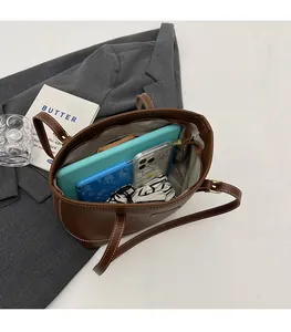Vue détaillée de l'intérieur d'un grand sac cabas marron pour les essentiels du quotidien