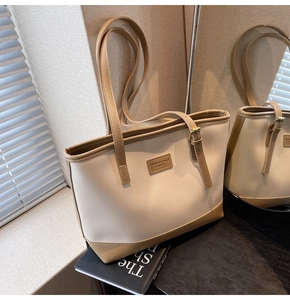 Détail du sac cabas bicolore avec boucle métallique de qualité et étiquette en cuir