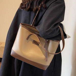 Sac fourre-tout rétro kaki et marron avec surpiqûres blanches pour les trajets quotidiens