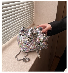Détail du sac seau à paillettes colorées avec bandoulière chaîne et charms perles du cordon
