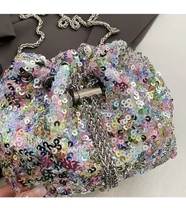 Détail d'un sac seau à paillettes avec écailles colorées et chaîne argentée
