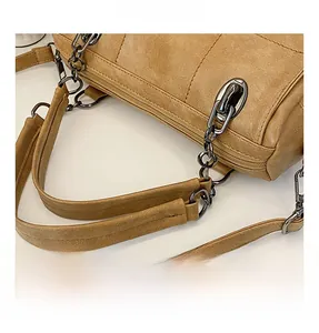Dettaglio della borsa kaki vintage che mostra il manico largo e la trama della pelle