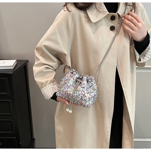 Mini sac seau à paillettes avec chaîne et cordon perlé porté en bandoulière