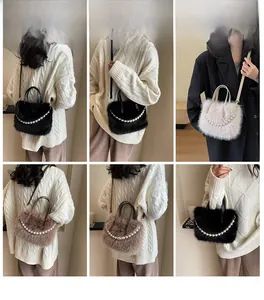 Detailansicht der flauschigen Kunstfell-Handtasche mit eleganten Perlen und Trageriemen