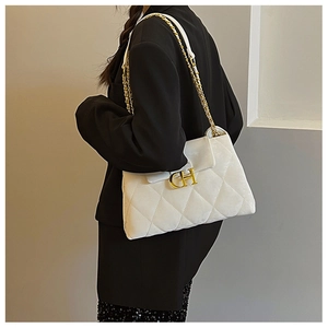 Détail du sac à bandoulière blanc matelassé avec logo CH en métal et bandoulière chaîne