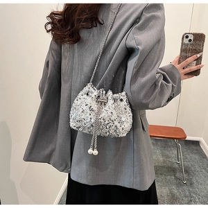 Sac seau à paillettes argentées avec bandoulière chaîne et détails de cordon en perles