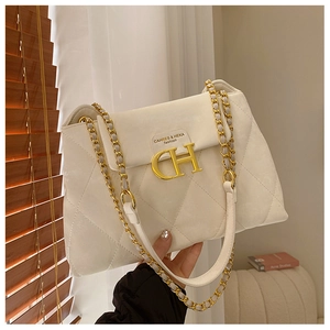 Détail du sac bandoulière blanc matelassé avec chaîne dorée et logo CH métallique