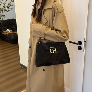 Sac bandoulière noir matelassé chic avec chaîne dorée et fermoir métallique