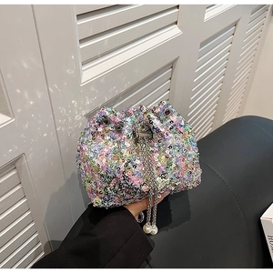 Détail du sac seau à paillettes colorées avec chaîne argentée et perles blanches