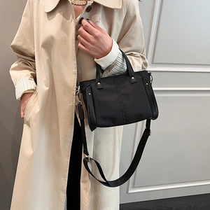 Bolso tote minimalista de nailon negro con bandolera ancha para un estilo casual femenino