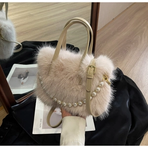 Detail der flauschigen Winter-Beuteltasche mit Perlengriff und weichem Kunstfell-Finish