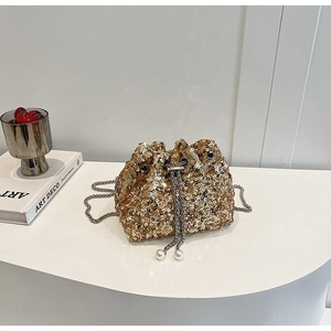 Détail du sac seau à paillettes avec fermeture à cordon et breloques en perles