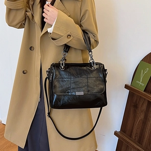 Borsa a mano retrò in pelle cerata nera con cuciture quadrate e catena argento