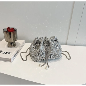 Détail du sac seau à paillettes argentées avec cordon en perles et bandoulière