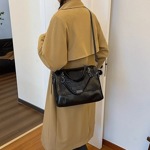 Borsa a mano vintage nera plissettata con tracolla regolabile e finitura lucida