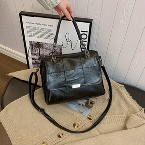 Elegante borsa in pelle nera trapuntata con catena argento e tracolla rimovibile